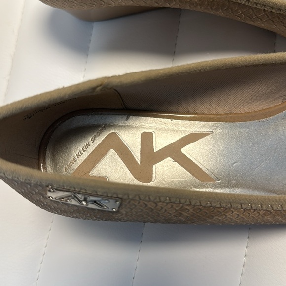 Anne Klein Tan Leather Peep-Toe Heels. Size 7M - Picture 2 of 9